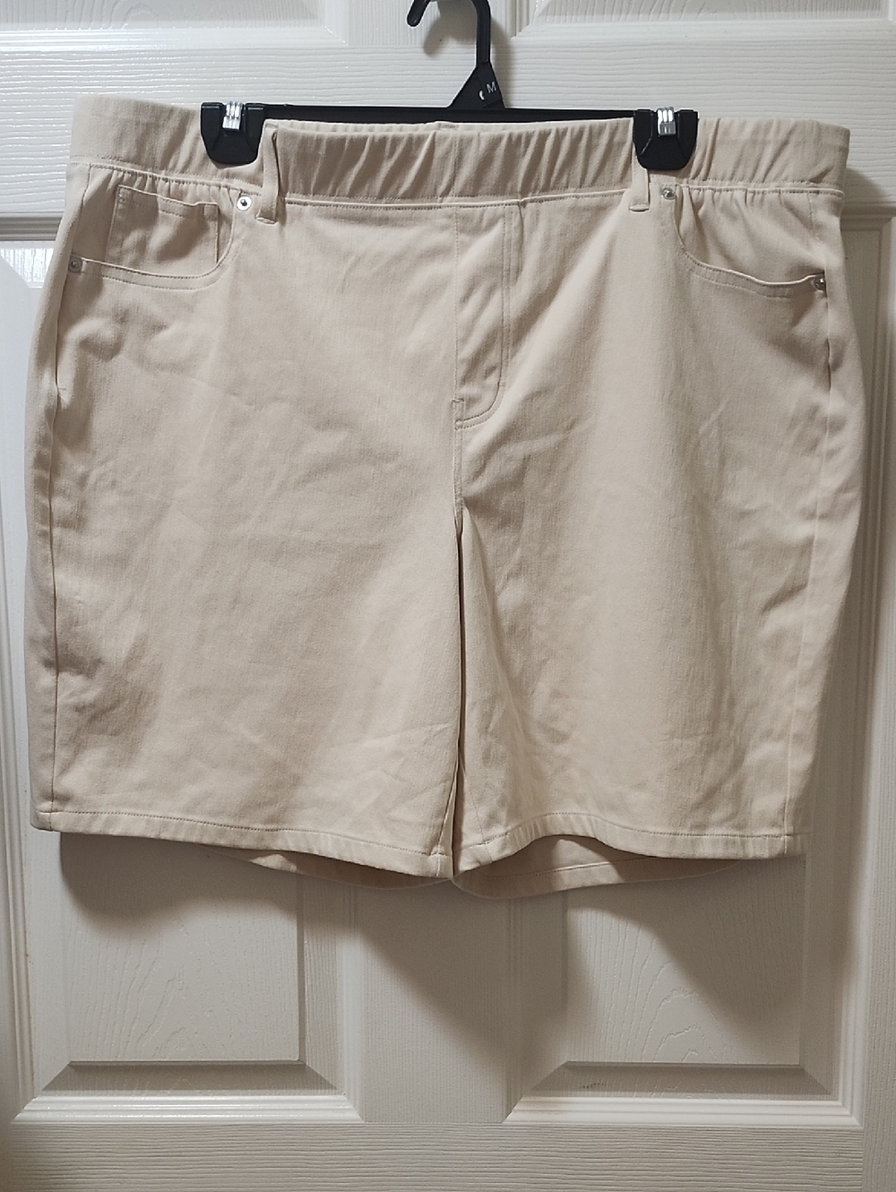d&co Light Beige Pull-On Shorts with Pockets